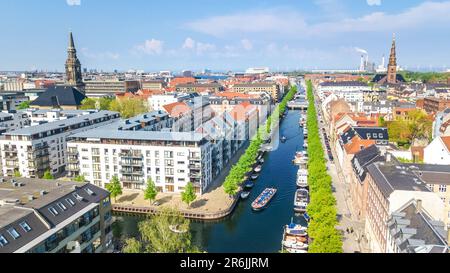 Die Skyline von Kopenhagen aus der Vogelperspektive, Nyhavn historischer Hafen und Kanal mit farbigen Gebäuden und Booten in der Altstadt von Kopenhagen Stockfoto