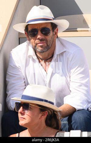 Paris, Frankreich. 09. Juni 2023. Patrick Bruel nimmt am 9. Juni 2023 in Paris an den French Open 2023 in Roland Garros Teil. Foto: Laurent Zabulon/ABACAPRESS.COM Kredit: Abaca Press/Alamy Live News Stockfoto