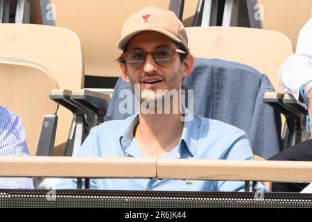Paris, Frankreich. 09. Juni 2023. Pierre Niney nimmt am 9. Juni 2023 in Paris an den French Open 2023 in Roland Garros Teil. Foto: Laurent Zabulon/ABACAPRESS.COM Kredit: Abaca Press/Alamy Live News Stockfoto