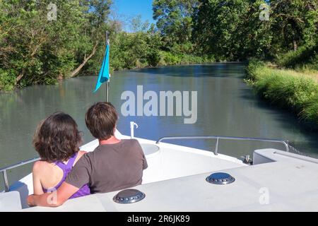 Romantischer Urlaub, Urlaubsreise auf dem Binnenschiff im Kanal, glückliches Paar, das Spaß auf der Flussfahrt im Hausboot hat Stockfoto