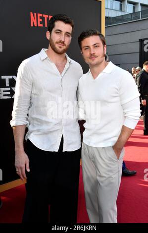 Jannik Schümann mit Freund Felix Kruck beim Special Screening des Kinofilms 'Tyler Rake: Extraction 2' im Zoo Palast. Berlin, 09.06.2023 Stockfoto