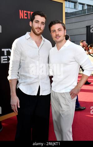 Jannik Schümann mit Freund Felix Kruck beim Special Screening des Kinofilms 'Tyler Rake: Extraction 2' im Zoo Palast. Berlin, 09.06.2023 Stockfoto
