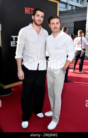 Jannik Schümann mit Freund Felix Kruck beim Special Screening des Kinofilms 'Tyler Rake: Extraction 2' im Zoo Palast. Berlin, 09.06.2023 Stockfoto