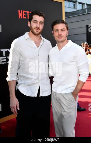 Jannik Schümann mit Freund Felix Kruck beim Special Screening des Kinofilms 'Tyler Rake: Extraction 2' im Zoo Palast. Berlin, 09.06.2023 Stockfoto