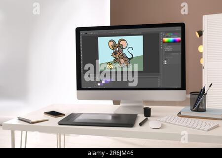 Arbeitsplatz des Animators. Moderner Computer mit Illustration auf dem Bildschirm Stockfoto