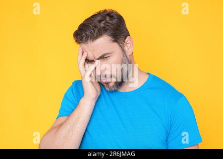 Porträt eines aufmerksamen Mannes, der eine Wahl trifft. Ein gutaussehender Mann mit isoliertem Studiohintergrund. Ein Mann, der denkt und zweifelt. Besorgter reifer Mann Stockfoto