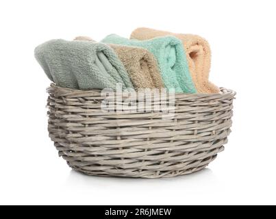 Gefaltete Handtücher in Korb aus Korb mit weißem Hintergrund Stockfoto