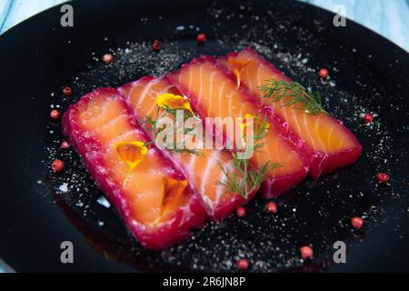 Rezept für Gravlax-Lachs mariniert mit Rüben und Avocado-Mayonnaise-Sauce Stockfoto