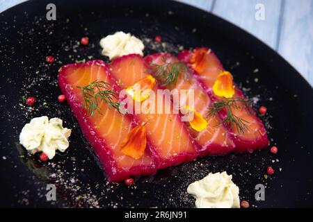 Rezept für Gravlax-Lachs mariniert mit Rüben und Avocado-Mayonnaise-Sauce Stockfoto