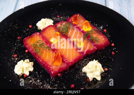 Rezept für Gravlax-Lachs mariniert mit Rüben und Avocado-Mayonnaise-Sauce Stockfoto