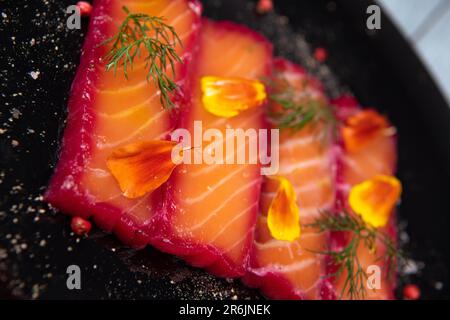 Rezept für Gravlax-Lachs mariniert mit Rüben und Avocado-Mayonnaise-Sauce Stockfoto