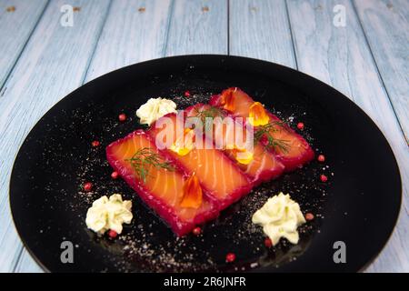 Rezept für Gravlax-Lachs mariniert mit Rüben und Avocado-Mayonnaise-Sauce Stockfoto