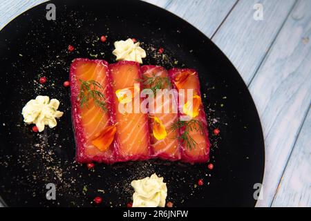 Rezept für Gravlax-Lachs mariniert mit Rüben und Avocado-Mayonnaise-Sauce Stockfoto