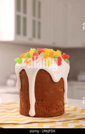 Köstlicher Osterkuchen mit kandierten Früchten auf einem weißen Tisch in der Küche Stockfoto