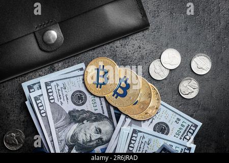 Bitcoins, Dollarscheine, Münzen und Geldbörse auf schwarzem Hintergrund, flach liegend Stockfoto