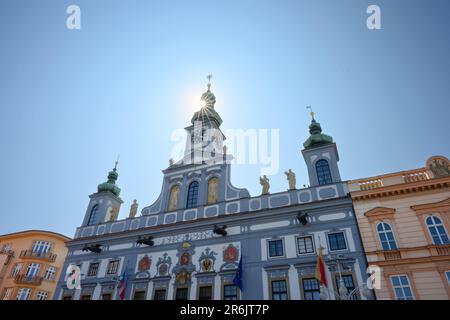 Ceske Budejovice, Tschechische Republik - Mai 28 2023: Barockblaues Rathaus Radnice auf dem Platz Premysl Otakar II in Südböhmen. Stockfoto