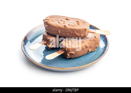 Eis am Stiel, Eiscreme mit Schokolade bedeckt auf einem Teller isoliert auf weißem Hintergrund. Stockfoto
