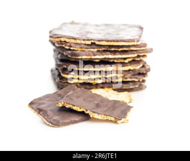 Puffmaiscracker Schokolade, isoliert auf weißem Hintergrund bedeckt. Stockfoto