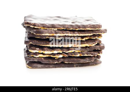 Puffmaiscracker Schokolade, isoliert auf weißem Hintergrund bedeckt. Stockfoto