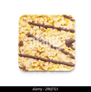 Puffmaiscracker Schokolade, isoliert auf weißem Hintergrund bedeckt. Stockfoto