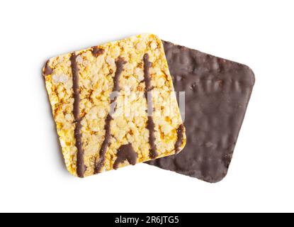 Puffmaiscracker Schokolade, isoliert auf weißem Hintergrund bedeckt. Stockfoto