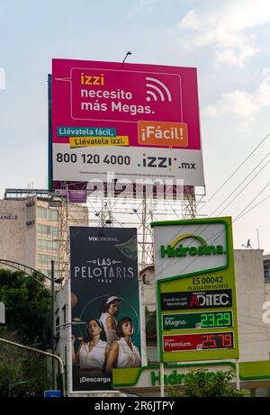 Werbetafeln und Hinweisschild zur Hidrosna-Tankstelle, Avenue Insurgentes Sur Hipodromo, Cuauhtemoc, Mexiko-Stadt, Mexiko Stockfoto