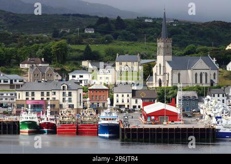 St. Mary's Church mit Blick auf die Fischerstadt Killybegs, County Donegal, Irland Stockfoto