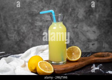 Hausgemachte Limonade. Kühle, frisch zubereitete Limonade und Früchte auf dunklem Hintergrund Stockfoto