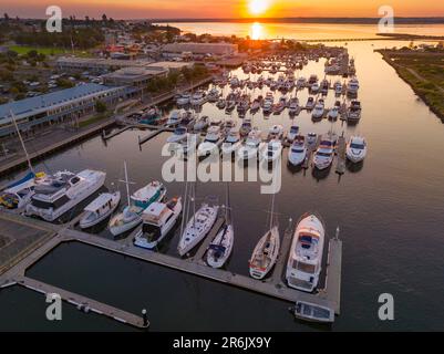 Blick aus der Vogelperspektive auf einen Küstenjachthafen bei Sonnenuntergang am Queenscliff in Victoria, Australien Stockfoto