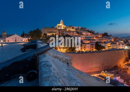 KANONEN-KATHEDRALE FESTUNG PROMENADE ALTSTADT IBIZA BALEAREN SPANIEN Stockfoto