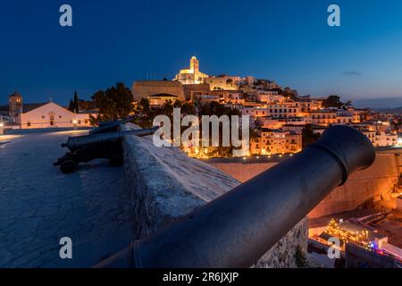 KANONEN-KATHEDRALE FESTUNG PROMENADE ALTSTADT IBIZA BALEAREN SPANIEN Stockfoto