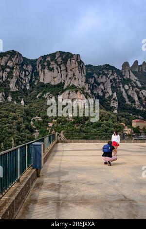 Montserrat - 08. Juni 2023: Mann fotografiert seinen Partner in Santa Mar a de Montserrat in Monistrol, an einem teilweise bewölkten Tag in Katalonien, Spanien, mit mir Stockfoto