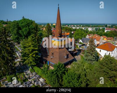 Die hölzerne Kirche von Miskolc ist ein einzigartiger Gottesdienst. Der Tempel wurde nur aus Holz gebaut. Ein fantastisches farbenfrohes Gebäude mit Holzschnitzereien. Stockfoto