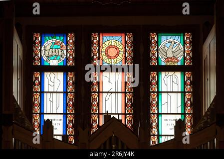 Die hölzerne Kirche von Miskolc ist ein einzigartiger Gottesdienst. Der Tempel wurde nur aus Holz gebaut. Ein fantastisches farbenfrohes Gebäude mit Holzschnitzereien. Stockfoto