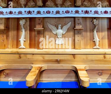 Die hölzerne Kirche von Miskolc ist ein einzigartiger Gottesdienst. Der Tempel wurde nur aus Holz gebaut. Ein fantastisches farbenfrohes Gebäude mit Holzschnitzereien. Stockfoto