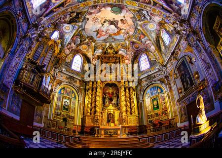 Kirche San Nicolas de Bari und San Pedro Martir. Das römisch-katholische Gebäude ist auch bekannt als die Valencianische Sixtinische Kapelle mit einem gotischen Bogen Stockfoto