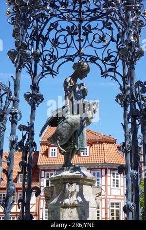 Göttingen, Niedersachsen, Deutschland - 30. Mai 2023: Gänseliesel (Englisch: Gänse lizzy) Brunnen ab 1901 Uhr im Stadtzentrum. Stockfoto