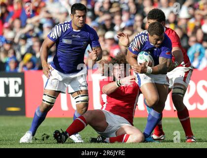 Der Mahonri Schwalger von Samoa bricht bei einem Spiel der Rugby-Weltmeisterschaft 2011, Waikato Stadium, Hamilton, Neuseeland, Sonntag, 18. September 2011. Stockfoto