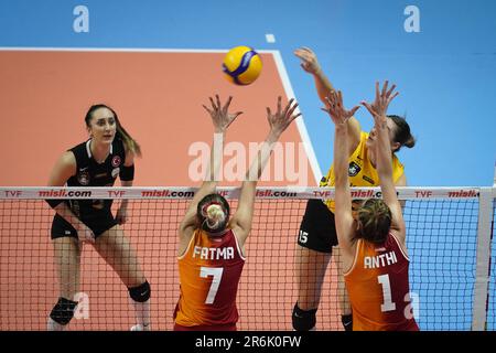 ISTANBUL, TURKIYE - 10. DEZEMBER 2022: Fatma Beyaz und Anthi Vasilantonaki in Aktion während der Galatasaray HDI Sigorta gegen Vakifbank Turkish Sultans Leagu Stockfoto