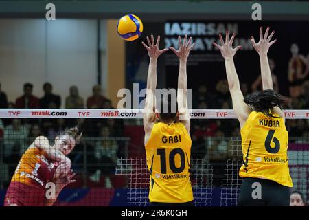 ISTANBUL, TURKIYE - 10. DEZEMBER 2022: Gabriela Guimaraes und Kubra Akman in Aktion während Galatasaray HDI Sigorta gegen Vakifbank Turkish Sultans League Stockfoto