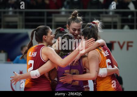 ISTANBUL, TURKIYE - 10. DEZEMBER 2022: Galatasaray HDI Sigorta-Spieler feiern beim Vakifbank Turkish Sultans League-Spiel in Burhan ihren Punktestand Stockfoto