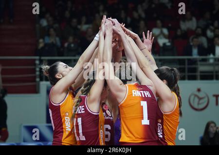 ISTANBUL, TURKIYE - 10. DEZEMBER 2022: Galatasaray HDI Sigorta-Spieler feiern beim Vakifbank Turkish Sultans League-Spiel in Burhan ihren Punktestand Stockfoto