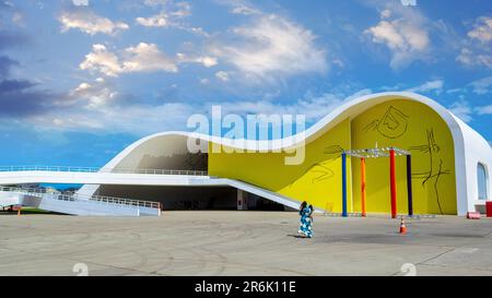 Niteroi, Brasilien - 21. April 2023: Das Gebäude des beliebten Theaters in Niemeyer Way. Das Hotel ist eine Touristenattraktion Stockfoto