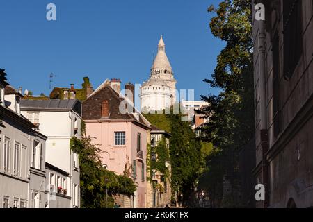 Blick auf das Montmartre-Viertel mit dem Pink House Restaurant La Maison Rose und der Basilika Sacre Cœur in französischer Sprache Stockfoto