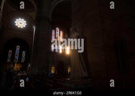 Buntglasfenster und Statue der Jungfrau Maria vom Heiligen Herzen von Montmartre, Sacré Coeur, Paris Stockfoto