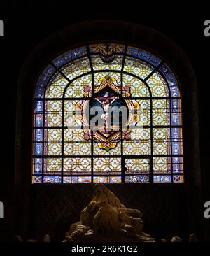 Kreuzigung im Buntglasfenster des Heiligen Herzens von Montmartre namens Sacré Coeur, Paris Stockfoto