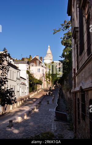 Blick auf das Montmartre-Viertel mit dem Pink House Restaurant La Maison Rose und der Basilika Sacre Cœur in französischer Sprache Stockfoto