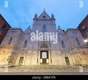 Neapel - die Kathedrale des Heiligen Januarius in der Dämmerung. Stockfoto