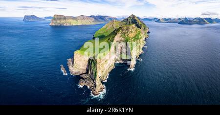 Luftaufnahme des Leuchtturms von Kallur auf majestätischen Klippen, die vom blauen Atlantik gesäumt werden, Kalsoy Island, Färöer Inseln, Dänemark, Europa Stockfoto