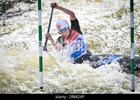 Prag, Tschechische Republik. 10. Juni 2023. Tereza Kneblova aus der Tschechischen Republik tritt am 10. Juni 2023 am Halbfinalrennen der Wasserweltmeisterschaft C1 in Prag in der Tschechischen Republik an. Kredit: VIT Simanek/CTK Photo/Alamy Live News Stockfoto